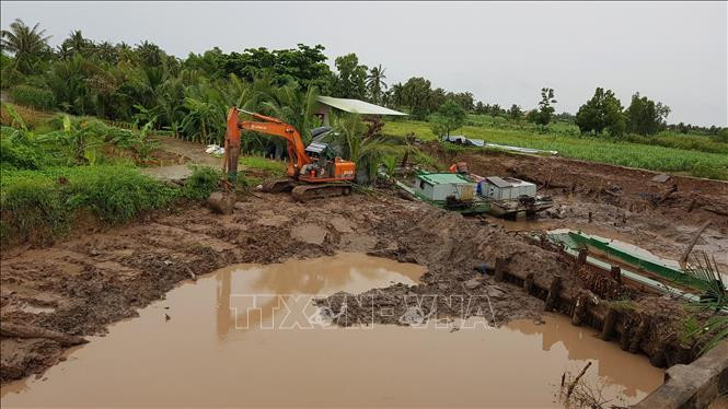Một đoạn đường tại xã Đại Ân 1 (huyện Cù Lao Dung) bị sạt lở do triều cường. Ảnh: Chanh Đa - TTXVN