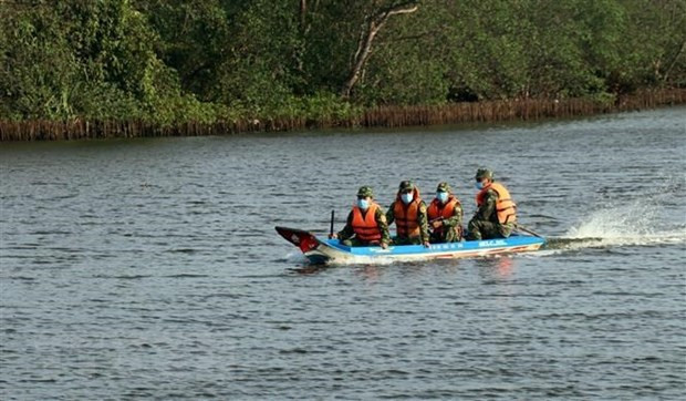 Đại diện tổ dân vận cơ sở (trái) gần gũi, nắm tình hình nhân dân. Ảnh: Hoài Thu – TTXVN. 