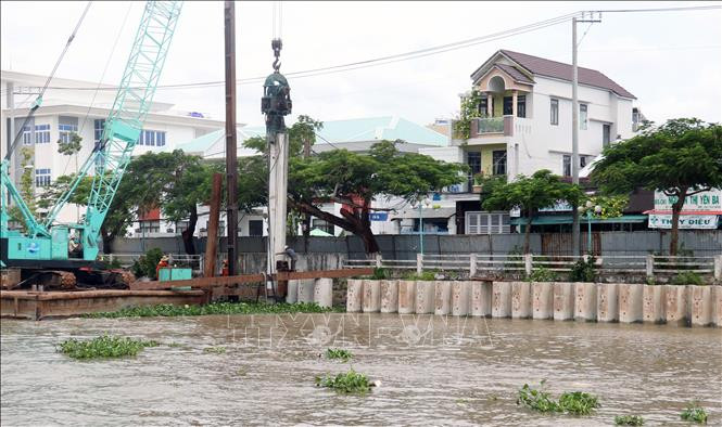 Thi công xây dựng bờ kè sông Kinh Nhánh trên địa bàn thành phố Rạch Giá. Ảnh: Lê Huy Hải - TTXVN 