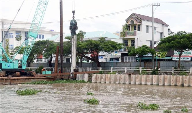 Thi công xây dựng bờ kè sông Kinh Nhánh trên địa bàn thành phố Rạch Giá. Ảnh: Lê Huy Hải - TTXVN 