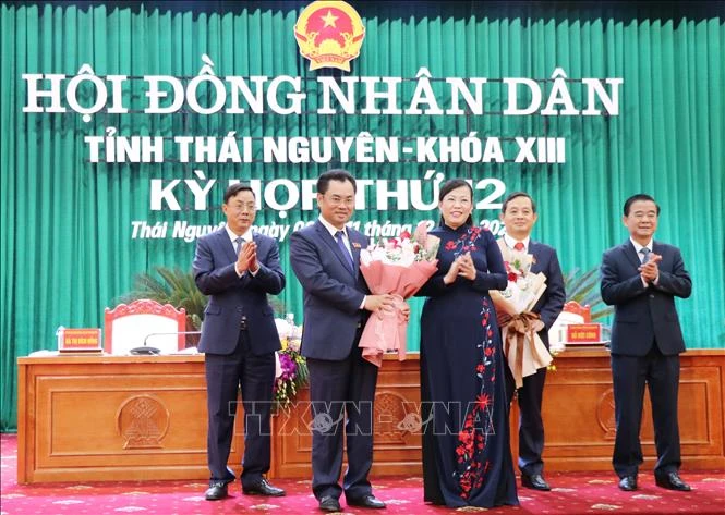 Đồng chí Nguyễn Thanh Hải, Bí thư Tỉnh ủy Thái Nguyên tặng hoa chúc mừng đồng chí Trịnh Việt Hùng, tân Chủ tịch UBND tỉnh Thái Nguyên. Ảnh: Hoàng Nguyên - TTXVN