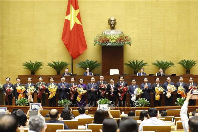 Chủ tịch nước Nguyễn Xuân Phúc, Thủ tướng Chính phủ Phạm Minh Chính, Chủ tịch Quốc hội Vương Đình Huệ và lãnh đạo Đảng, Nhà nước với các Phó Thủ tướng Chính phủ, một số Bộ trưởng và thành viên khác của Chính phủ vừa được Quốc hội phê chuẩn. Ảnh: Doãn Tấn 