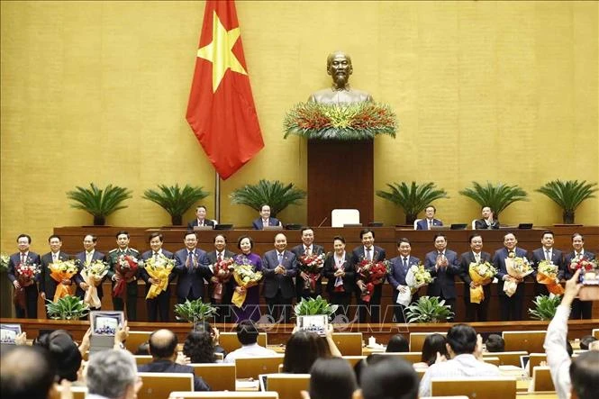 Chủ tịch nước Nguyễn Xuân Phúc, Thủ tướng Chính phủ Phạm Minh Chính, Chủ tịch Quốc hội Vương Đình Huệ và lãnh đạo Đảng, Nhà nước với các Phó Thủ tướng Chính phủ, một số Bộ trưởng và thành viên khác của Chính phủ vừa được Quốc hội phê chuẩn. Ảnh: Doãn Tấn 