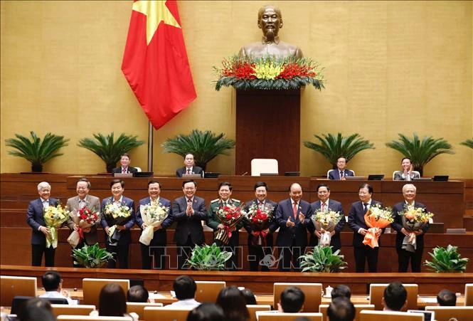 Chủ tịch nước Nguyễn Xuân Phúc và Chủ tịch Quốc hội Vương Đình Huệ tặng hoa một số Phó Thủ tướng, bộ trưởng và thành viên Chính phủ; một số Phó Chủ tịch và Ủy viên Hội đồng Bầu cử quốc gia, Phó Chủ tịch và một số Ủy viên Hội đồng Quốc phòng và An ninh. Ản