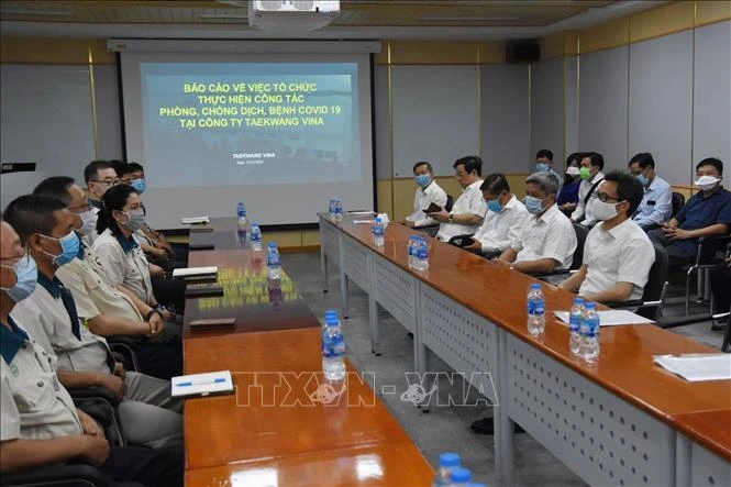 Vũ Đức Đam làm Trưởng đoàn làm việc với lãnh đạo Công ty Taekwang Vina (Khu công nghiệp Biên Hòa 2, thành phố Biên Hòa) về công tác phòng chống dịch bệnh COVID-19. Ảnh: Lê Xuân-TTXVN
