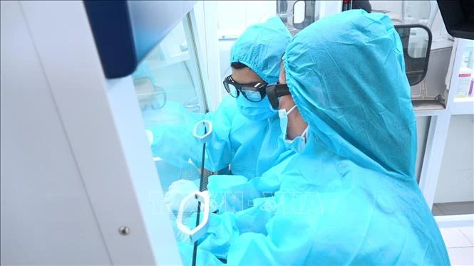 Các y, bác sĩ tại Phòng xét nghiệm Realtime-PCR. Ảnh: TTXVN phát