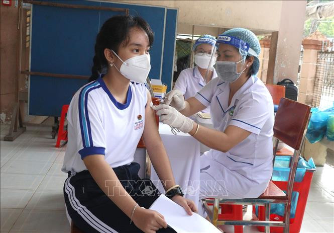 Tiêm vaccine cho học sinh Trường Trung học cơ sở Lê Quý Đôn, thành phố Vĩnh Long. Ảnh: Lê Thúy Hằng - TTXVN 