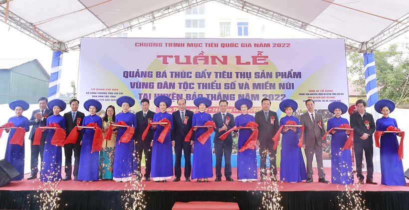 Các đại biểu cắt băng khai mạc Tuần lễ quảng bá, thúc đẩy tiêu thụ sản phẩm vùng dân tộc thiểu số và miền núi tại huyện Bảo Thắng năm 2022. Ảnh: baolaocai.vn