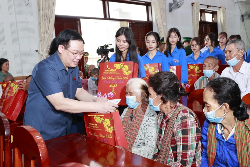 Chủ tịch Quốc hội Vương Đình Huệ tặng quà Tết gia đình chính sách, hộ nghèo, đồng bào dân tộc thiểu số tỉnh An Giang