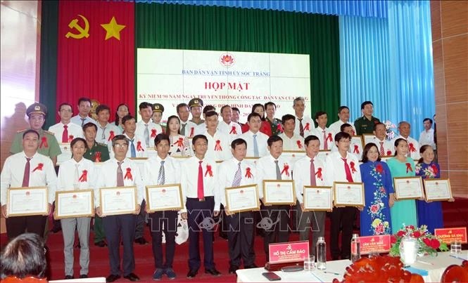 Những tập thể, cá nhân tiêu biểu trong thực hiện phong trào thi đua “Dân vận khéo” vinh dự nhận Bằng khen của Chủ tịch UBND tỉnh Sóc Trăng. Ảnh: Trung Hiếu - TTXVN