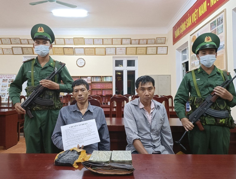Hai đối tượng cùng tang vật tại cơ quan điều tra. Ảnh: TTXVN phát 