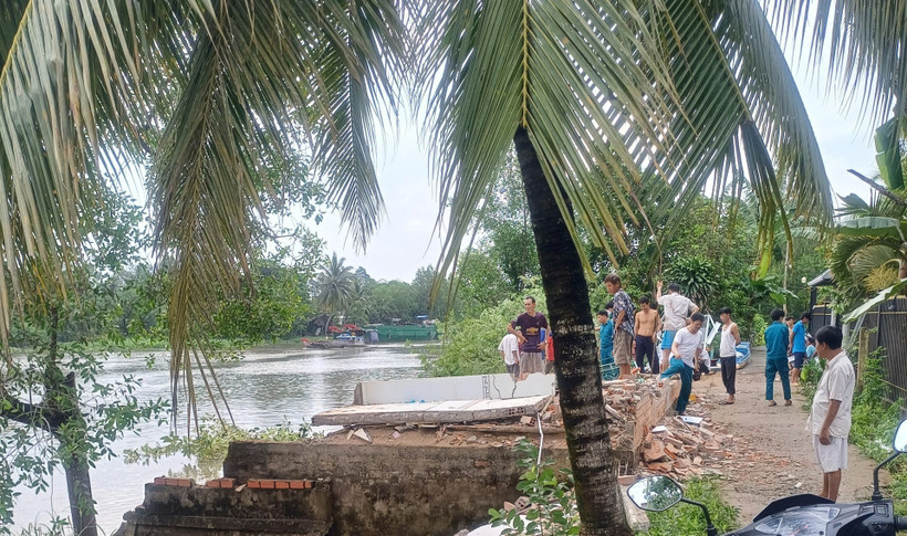 Hiện trường vụ sạt lở sáng 8/6 tại thị trấn Mái Dầm (huyện Châu Thành, tỉnh Hậu Giang). Ảnh: TTXVN phát