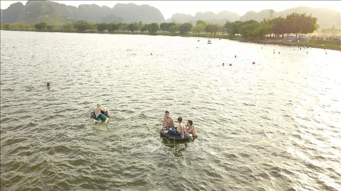 Tắm sông hồ, tiềm ẩn nguy hiểm tai nạn đuối nước vào mùa hè. Ảnh: Minh Đức - TTXVN