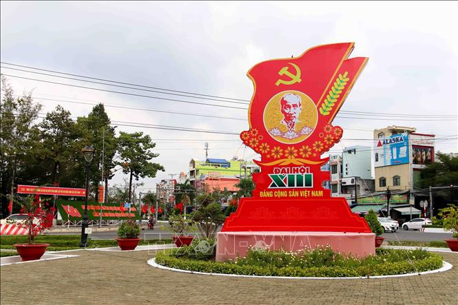 Đường phố Cà Mau rực rỡ cờ hoa, biểu ngữ tuyên truyền chào mừng Đại hội đại biểu toàn quốc lần thứ XIII của Đảng. Ảnh: Kim Há-TTXVN