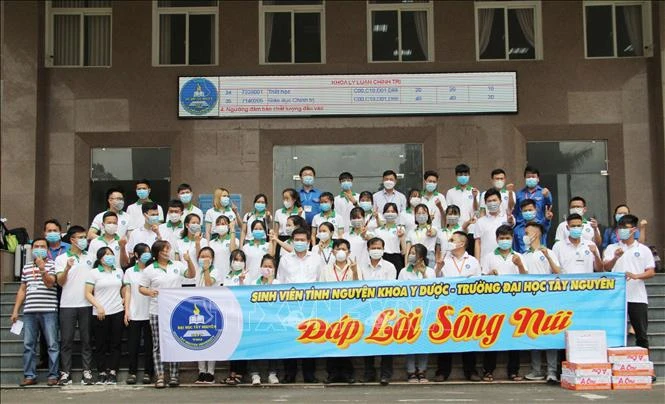 Sinh viên tình nguyện thể hiện quyết tâm trước khi lên đường hỗ trợ tỉnh Bình Dương chống dịch COVID-19. Ảnh: TTXVN phát 