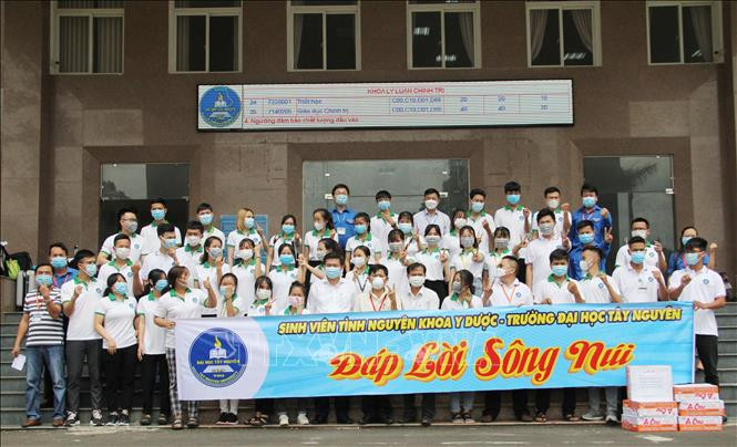 Sinh viên tình nguyện thể hiện quyết tâm trước khi lên đường hỗ trợ tỉnh Bình Dương chống dịch COVID-19. Ảnh: TTXVN phát 