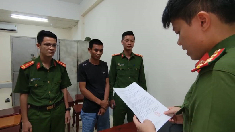 Cơ quan Công an đọc Quyết định khởi tố bị can đối với Nguyễn Văn Quân. Ảnh: TTXVN phát