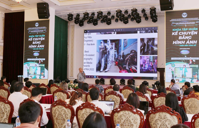 Nhiếp ảnh gia Nguyễn Á giới thiệu, kể chuyện về các tác phẩm ảnh xuất sắc cho học viên tại lớp tập huấn “Kể chuyện bằng hình ảnh trên các loại hình truyền thông” do Trường Đào tạo, Bồi dưỡng cán bộ quản lý Thông tin và Truyền thông tổ chức. Ảnh: Quý Trung