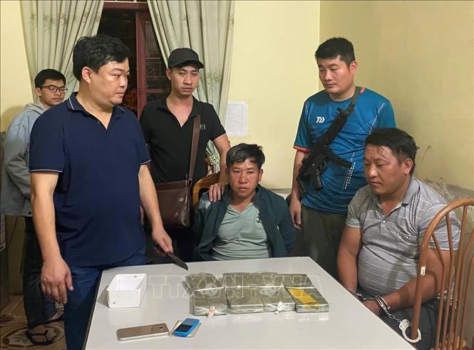 Công an huyện Mường La, tỉnh Sơn La khai thác đối tượng là Chá Dia Nếnh (tên gọi khác là Chá A Sếnh, sinh năm 1977) và Chá A Sếnh (tên gọi khác là Chá A Và, sinh năm 1976). Ảnh: TTXVN phát
