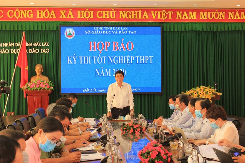 Ông Phạm Đăng Khoa, Tỉnh ủy viên, Giám đốc Sở GD&ĐT, Phó Trưởng ban Thường trực Ban Chỉ đạo thi cấp tỉnh phát biểu tại buổi Họp báo. Ảnh : giaoducthoidai.vn