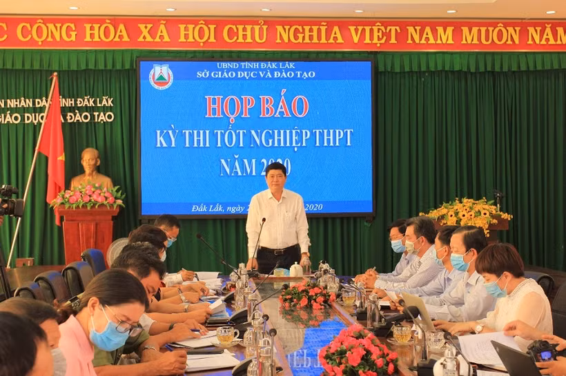 Ông Phạm Đăng Khoa, Tỉnh ủy viên, Giám đốc Sở GD&ĐT, Phó Trưởng ban Thường trực Ban Chỉ đạo thi cấp tỉnh phát biểu tại buổi Họp báo. Ảnh : giaoducthoidai.vn