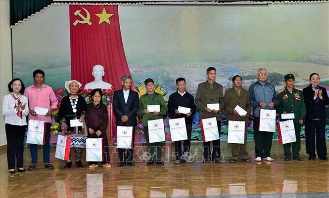 Trưởng Ban Tổ chức Trung ương Trương Thị Mai (ngoài cùng bên trái) tặng quà người có công với cách mạng, người dân tộc thiểu số có hoàn cảnh khó khăn của xã Xuân Quang, huyện Chiêm Hóa. Ảnh: Quang Cường 