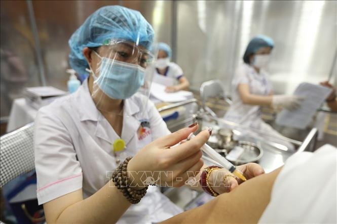 Nhân viên y tế tiêm vaccine phòng COVID-19 cho người dân, ngày 02/8/2021. Ảnh: Minh Quyết - TTXVN 