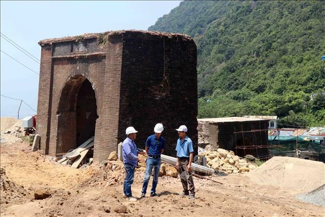 Đơn vị thi công đã tháo dỡ các kết cấu lô cốt xây mới bằng bê tông cốt thép và gạch thẻ thời Pháp, Mỹ trên cổng Hải Vân Quan và Thiên Hạ Đệ Nhất Hùng Quan. Ảnh: Đỗ Trưởng - TTXVN 