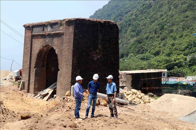 Đơn vị thi công đã tháo dỡ các kết cấu lô cốt xây mới bằng bê tông cốt thép và gạch thẻ thời Pháp, Mỹ trên cổng Hải Vân Quan và Thiên Hạ Đệ Nhất Hùng Quan. Ảnh: Đỗ Trưởng - TTXVN 