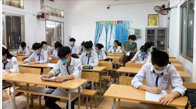 Vừa ôn thi tốt nghiệp, vừa đảm bảo phòng dịch COVID-19. Ảnh: Nguyễn Thảo –TTXVN