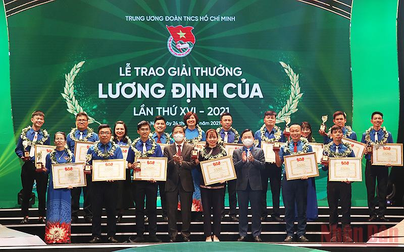 Trao Giải thưởng Lương Định Của năm 2021 tặng các thanh niên nông thôn tiêu biểu. Nguồn : nhandan.vn