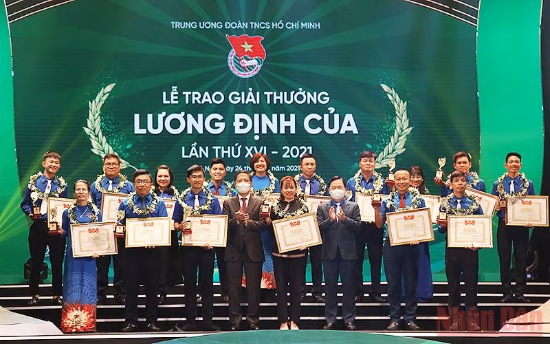 Trao Giải thưởng Lương Định Của năm 2021 tặng các thanh niên nông thôn tiêu biểu. Nguồn : nhandan.vn