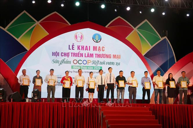  Đồng Tháp trao giấy chứng nhận cho các sản phẩm OCOP năm 2020. Ảnh : Nguyễn Văn Trí – TTXVN 