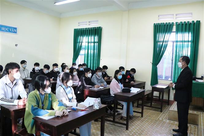 Học sinh trường Trung học phổ thông Buôn Ma Thuột đeo khẩu trang trong thời gian học trực tiếp tại trường. Ảnh: Tuấn Anh – TTXVN 