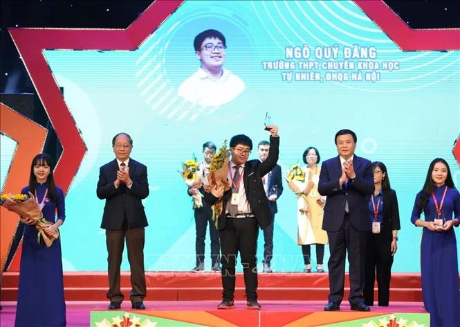 Ngô Quý Đăng, học sinh Trường THPT Chuyên Khoa học tự nhiên, Đại học Quốc gia Hà Nội, được vinh danh tại Đại hội. Ảnh: Văn Điệp - TTXVN