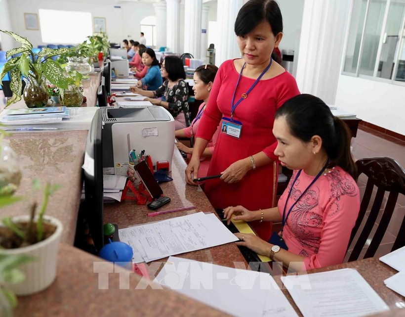 Hoạt động nghiệp vụ tại Kho bạc Nhà nước Thành phố Cần Thơ. Ảnh: Vũ Sinh - TTXVN