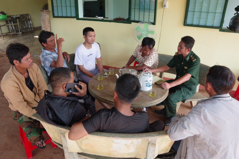 Lực lượng Bộ đội biên phòng tỉnh Gia Lai tuyên truyền, vận động người dân vùng biên giới không tàng trữ, sử dụng vũ khí, công cụ hỗ trợ trái phép. Ảnh: Hồng Điệp - TTXVN