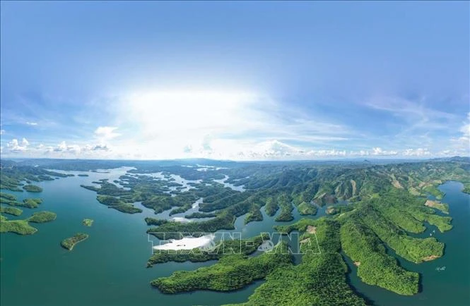 Hồ Tà Đùng tại xã Đắk Som, huyện Đắk G’long (Đắk Nông) được ví như “Vịnh Hạ Long trên cao nguyên” với diện tích gần 5.000 ha mặt nước và hơn 40 hòn đảo, bán đảo lớn nhỏ tạo nên cảnh quan thiên nhiên vô cùng độc đáo. Ảnh: TTXVN phát