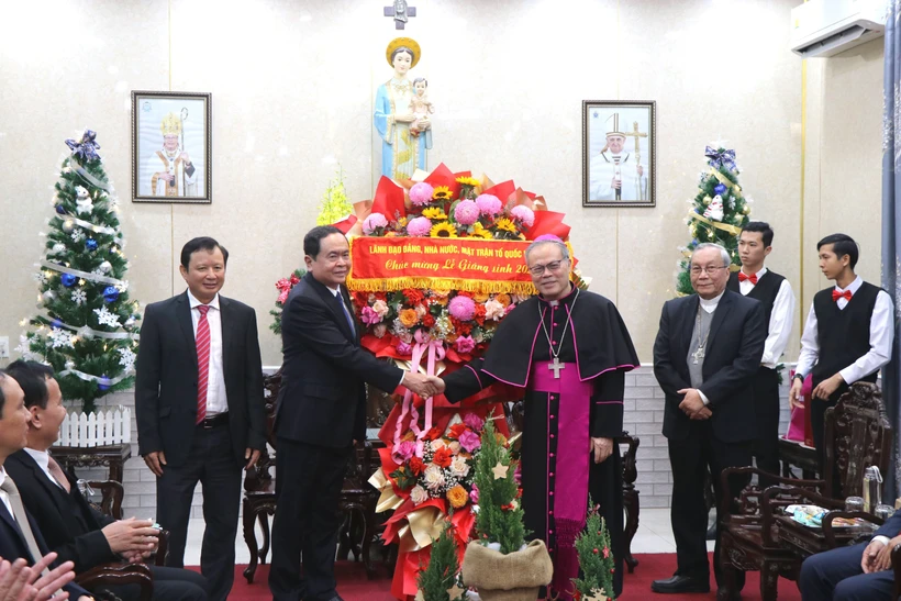 Ủy viên Bộ Chính trị, Phó Chủ tịch Thường trực Quốc hội Trần Thanh Mẫn chúc mừng Giáng sinh 2022 Tòa Tổng Giáo phận Huế, Đức Tổng Giám mục Tổng Giáo phận Huế Nguyễn Chí Linh. Ảnh: Tường Vi - TTXVN 