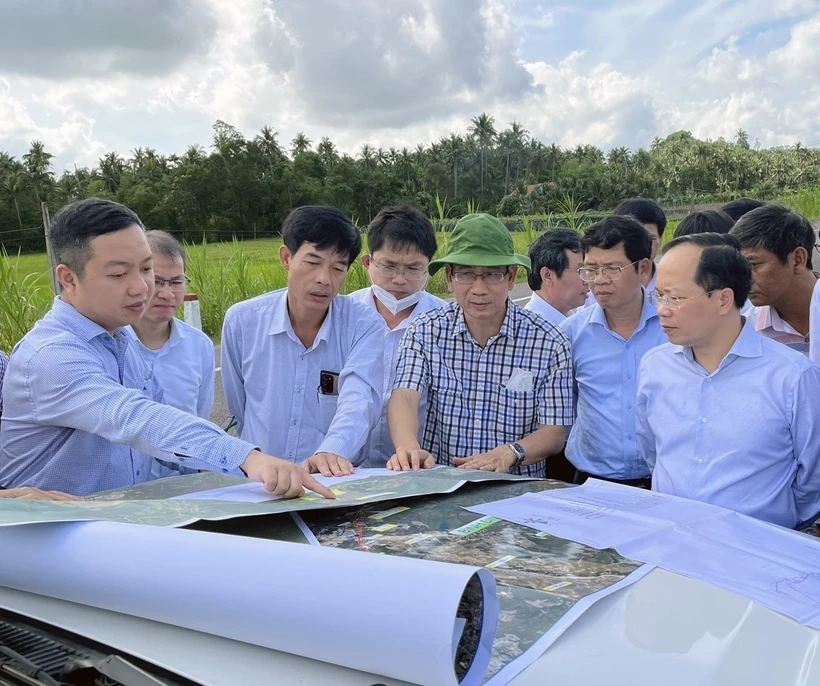 Chủ đầu tư khảo sát hướng tuyến cao tốc Bắc – Nam đoạn qua thị xã Sông Cầu (Phú Yên). Ảnh: TTXVN phát