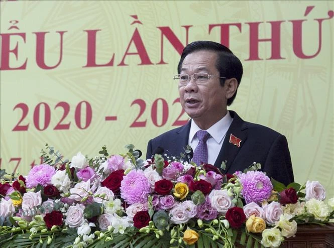 Tân Bí thư Tỉnh ủy Kiên Giang Đỗ Thanh Bình công bố danh sách 14 đồng chí vào Ban Thường vụ Tỉnh ủy Kiên Giang khóa XI sáng 17/10. Ảnh: Hồng Đạt - TTXVN
