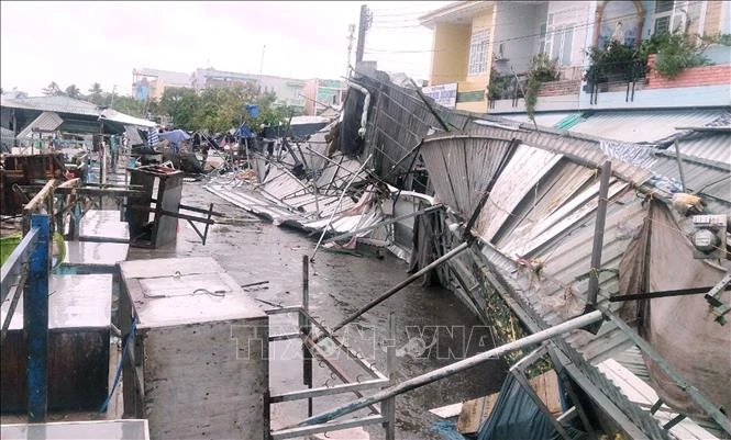 Nhiều tài sản và nhà cửa của người dân bị thiệt hại sau trận mưa lớn kèm lốc xoáy. Ảnh: Chanh Đa-TTXVN 