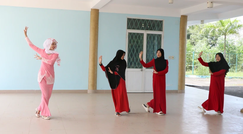 Chị Wa Hi Da Bi Vi (áo hồng) góp phần gìn giữ những điệu múa Chăm, đưa những điệu múa này đến với mọi người. Ảnh: Lê Xuân - TTXVN 