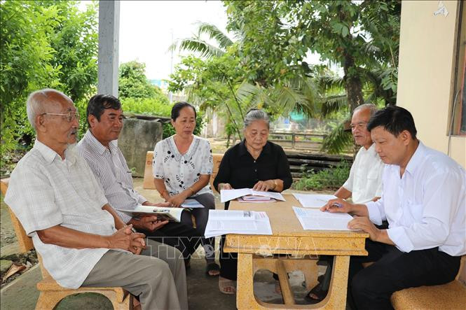 Đảng viên cao niên gương mẫu trong học tập và làm theo Bác