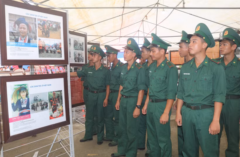 Đoàn viên thanh niên các lực lượng đến xem triển lãm. Ảnh: Chu Hiệu-TTXVN. 