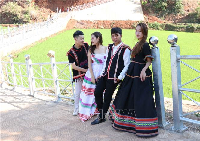Những bộ đồ thổ cẩm cách tân do anh Tưih lên ý tưởng thiết kế thu hút đông đảo giới trẻ Bahnar thuê mặc chụp ảnh lưu niệm, ảnh cưới. Ảnh: Hồng Điệp – TTXVN