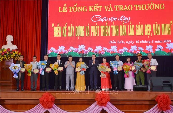 Tỉnh ủy Đắk Lắk tổ chức Lễ tổng kết và trao thưởng Cuộc vận động “Hiến kế xây dựng và phát triển tỉnh Đắk Lắk giàu đẹp, văn minh”. Ảnh: Hoài Thu – TTXVN
