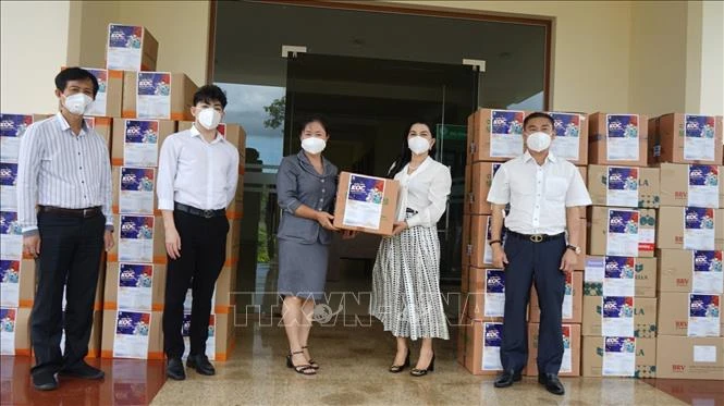 Đại diện Ủy ban Mặt trận Tổ quốc Việt Nam cùng ngành y tế Bình Dương tiếp nhận 5.000 túi thuốc điều trị cho bệnh nhân mắc COVID-19 từ Quỹ từ thiện Kim Oanh. Ảnh: TTXVN phát 