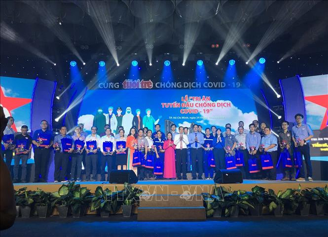 Tri ân tuyến đầu chống dịch COVID-19. Ảnh: Thanh Vũ - TTXVN 