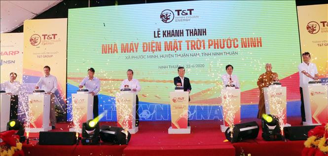 Các đại biểu thực hiện nghi thức khánh thành Nhà máy điện mặt trời Phước Ninh. Ảnh: Công Thử - TTXVN